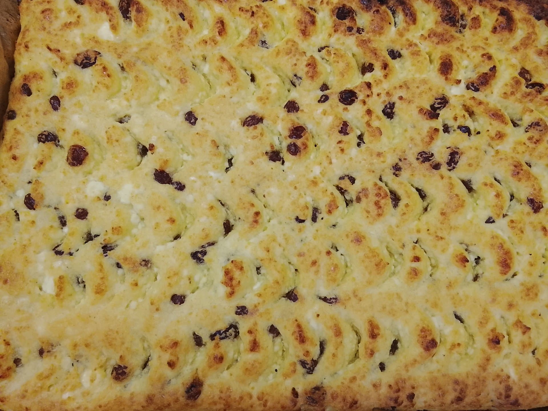 Запеканка творожная с изюмом