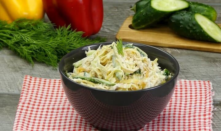 Салат с курицей и яичными блинами