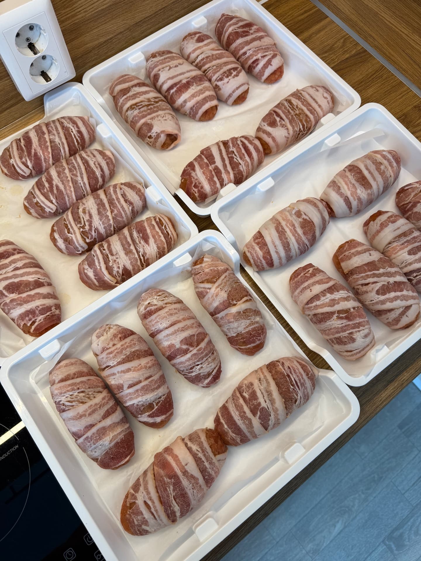 КУРИНЫЕ РУЛЕТИКИ С ТВОРОЖНЫМ СЫРОМ В БЕКОНЕ
