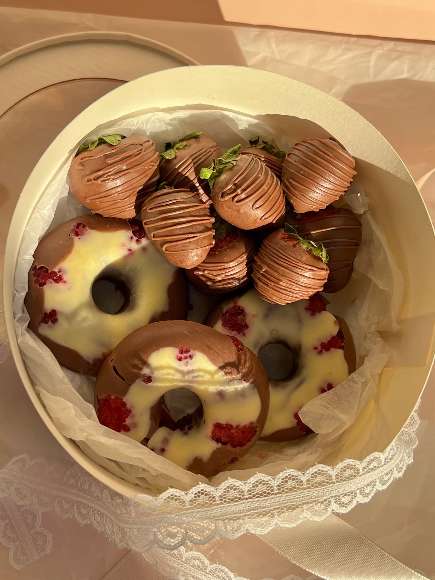 Ch.Berry Donuts box (набор ягод клубника/малина в шоколаде)