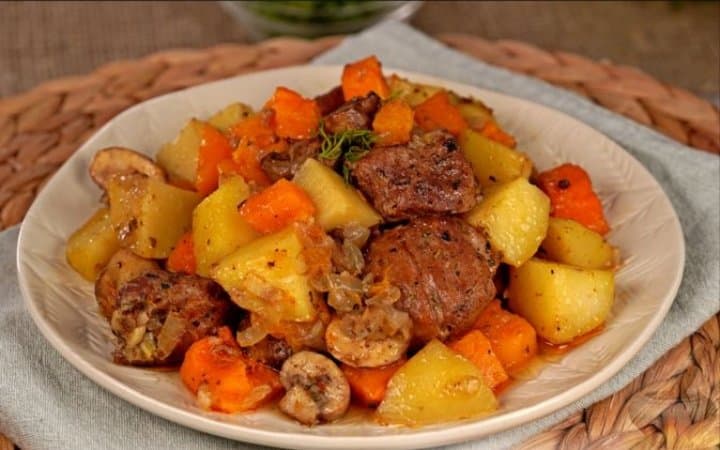 Жаркое с мясом и грибами