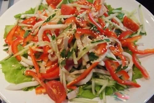 Салат с кальмарами